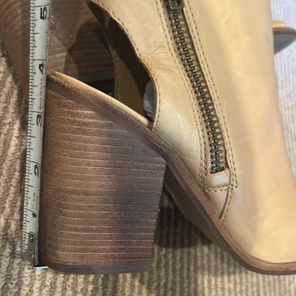 EUC STEVE MADDEN terraa peep toe tan leather heels size 8 - Picture 9 of 13